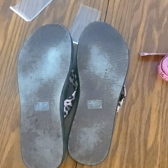 Leopard print Tommy Hilfiger flip flops. - Picture 7 of 7